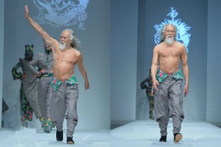 Ấn tượng mẫu nam 79 tuổi khoe cơ thể rắn chắc trên sàn catwalk