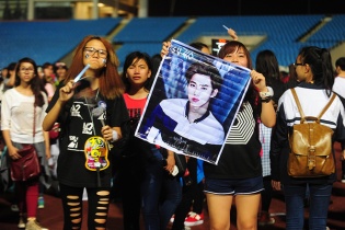 Fan Việt gào khóc, đeo đuổi sau đêm nhạc của EXO, ShINee