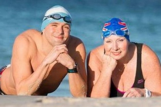 Một cụ bà và một chàng trai bơi qua eo biển kêu gọi hòa bình