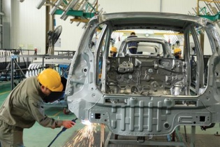 Lắp ráp ô tô lúng túng chuyện đi - ở