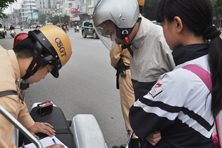 "Học sinh đầu trần đến trường, xử hiệu trưởng"