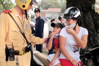 Xử phạt 1.210 trường hợp không đội mũ bảo hiểm cho trẻ
