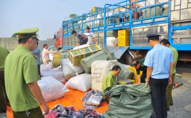 Tiếp tục đẩy mạnh cao điểm đấu tranh ngăn chặn, đẩy lùi buôn lậu, gian lận thương mại