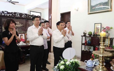 Bộ trưởng Nguyễn Văn Thắng dâng hương cố Thủ tướng Phan Văn Khải, cố Thủ tướng Võ Văn Kiệt