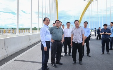 Thủ tướng thăm cây cầu mới qua sông Hương và dự án nhà ở xã hội tại Huế