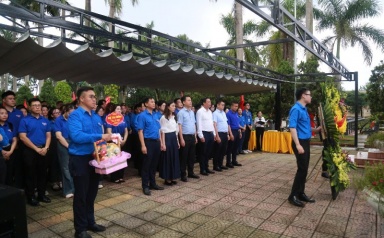 Đoàn cán bộ, thanh niên Bộ Tài chính dâng hương tri ân, tưởng niệm các anh hùng liệt sỹ