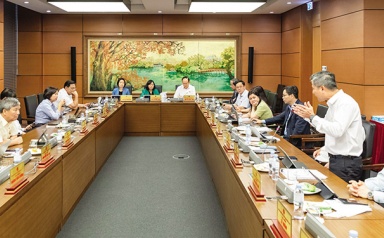 Chấp nhận 'trả học phí' để gỡ khó cho nền kinh tế