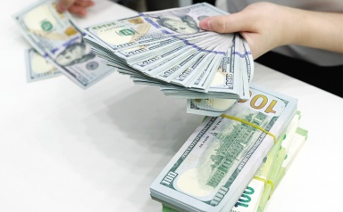 Cầu ngoại tệ trả nợ gia tăng, sóng ngầm tỷ giá chưa dứt