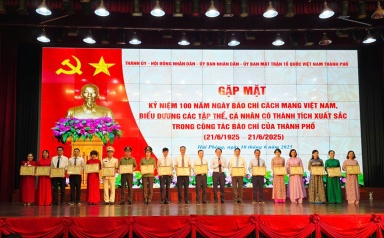 Báo Tài chính - Đầu tư nhận bằng khen của Thành phố Hải Phòng