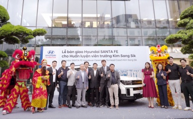 Hyundai Thành Công bàn giao xe Hyundai Santa Fe cho HLV Kim Sang-sik