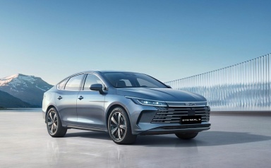 BYD Việt Nam hé lộ mẫu sedan hybird sạc ngoài BYD SEAL 5 sắp về  