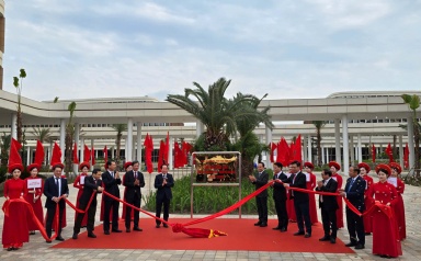 Gắn biển công trình Trung tâm Chính trị - Hành chính, Trung tâm Hội nghị - Biểu diễn TP. Hải Phòng