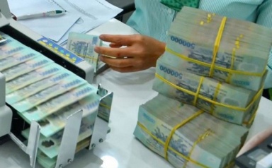 Tiền gửi tiếp tục chảy vào ngân hàng, huy động vẫn hụt hơn 1 triệu tỷ đồng so với tín dụng
