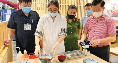Vụ ngộ độc thực phẩm nào khác đã xảy ra tại trường Tiểu học Kim Giang?
