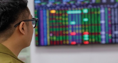 VN-Index dao động quanh vùng 1.240 điểm