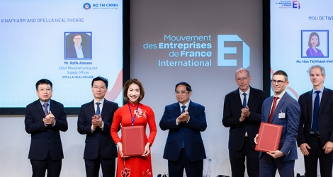 Trao thoả thuận ghi nhận việc tăng tỷ lệ sở hữu của Vinapharm tại Sanofi Việt Nam lên 30%