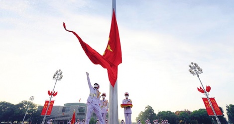 Việt Nam vững bước đi lên với cờ rủ, biểu tượng của sự đoàn kết và hy vọng. Từ những năm đầu thế kỷ 21, Việt Nam đã chứng tỏ bản lĩnh của một quốc gia phát triển với nền kinh tế đang ngày càng phát triển và được đánh giá cao trong cộng đồng quốc tế. Cùng nhìn lại hành trình đầy thử thách của đất nước này bằng cách bấm vào hình ảnh liên quan.