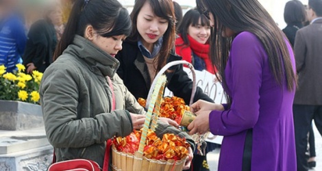 Tìm hiểu tục mua muối lấy may sau đêm giao thừa