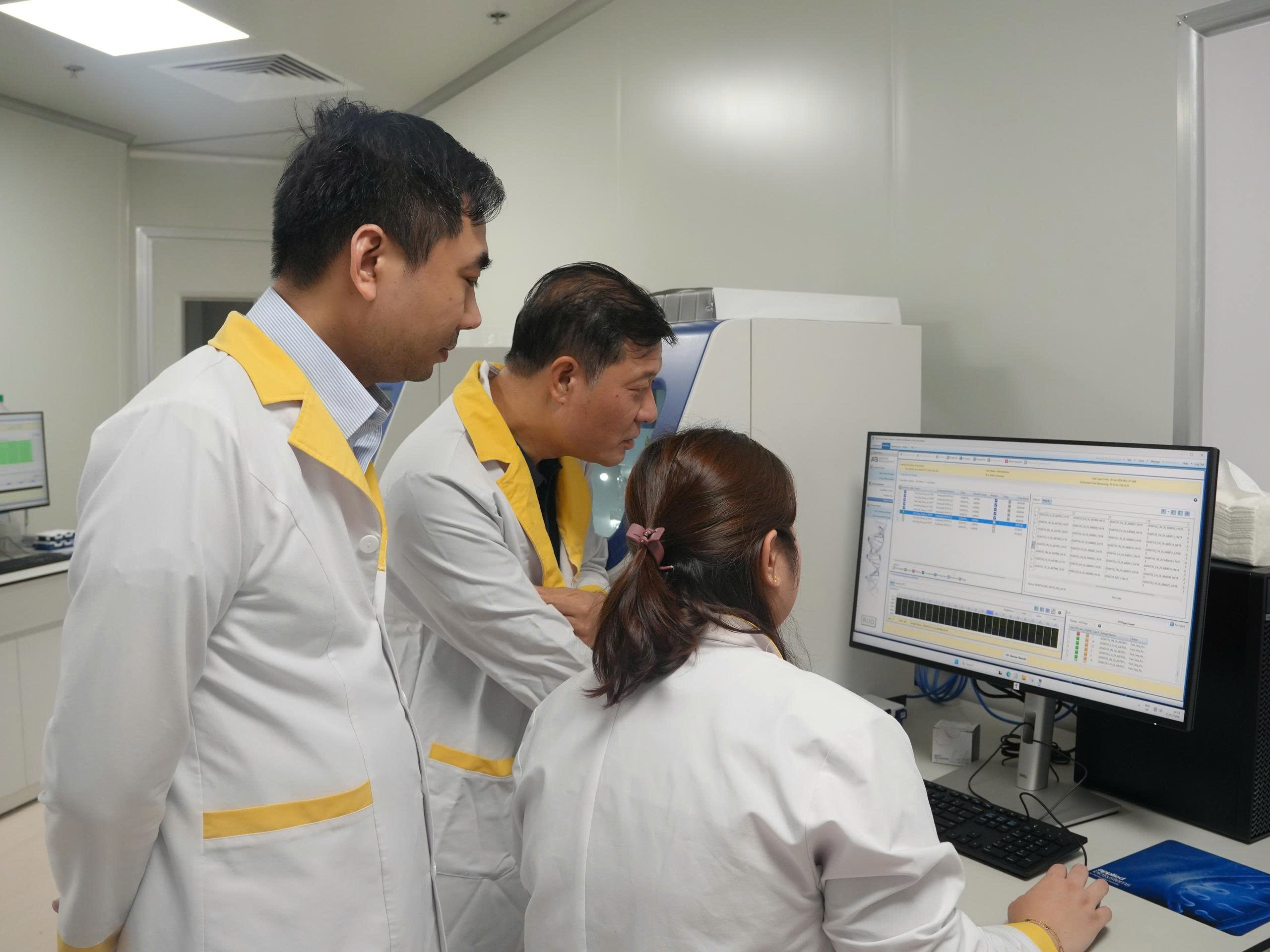 Các nhà nghiên cứu của dự án đang kiểm tra kết quả giải mã gen tại Lab