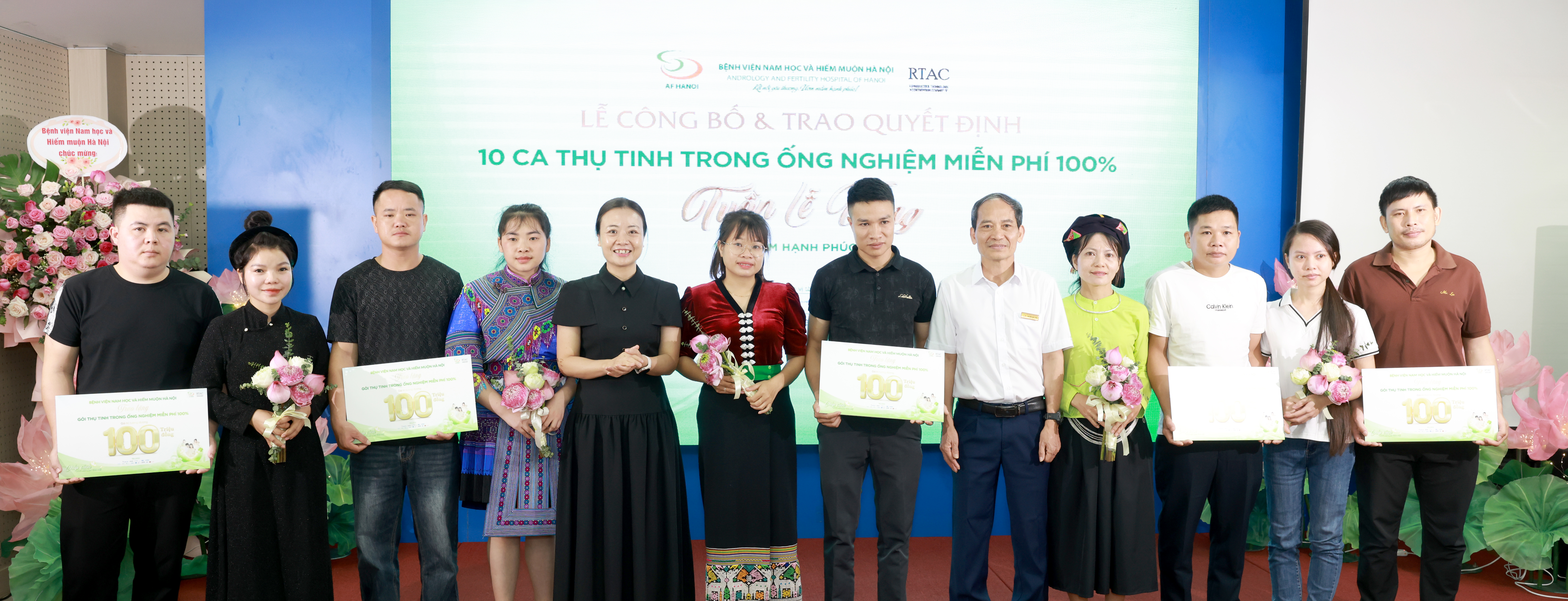 Ban lãnh đạo bệnh viện cùng các gia đình nhận gói hỗ trợ IVF miễn phí năm 2026
