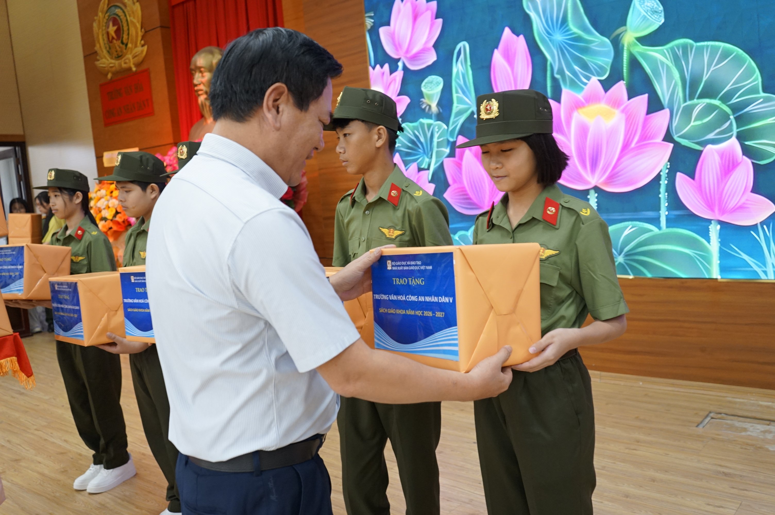 260905 - Tang sach truong CAND V (83)