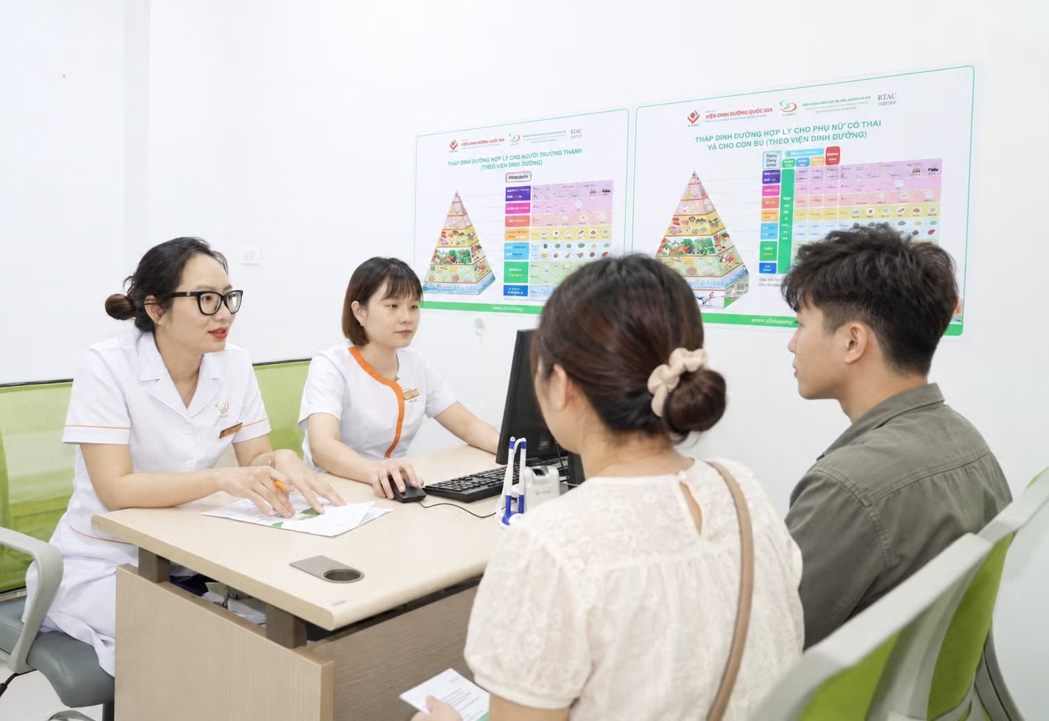 tsbs-di-truyen-bui-thi-phuong-hoa-tu-van-cho-cap-vo-chong-anh-minh-hoa