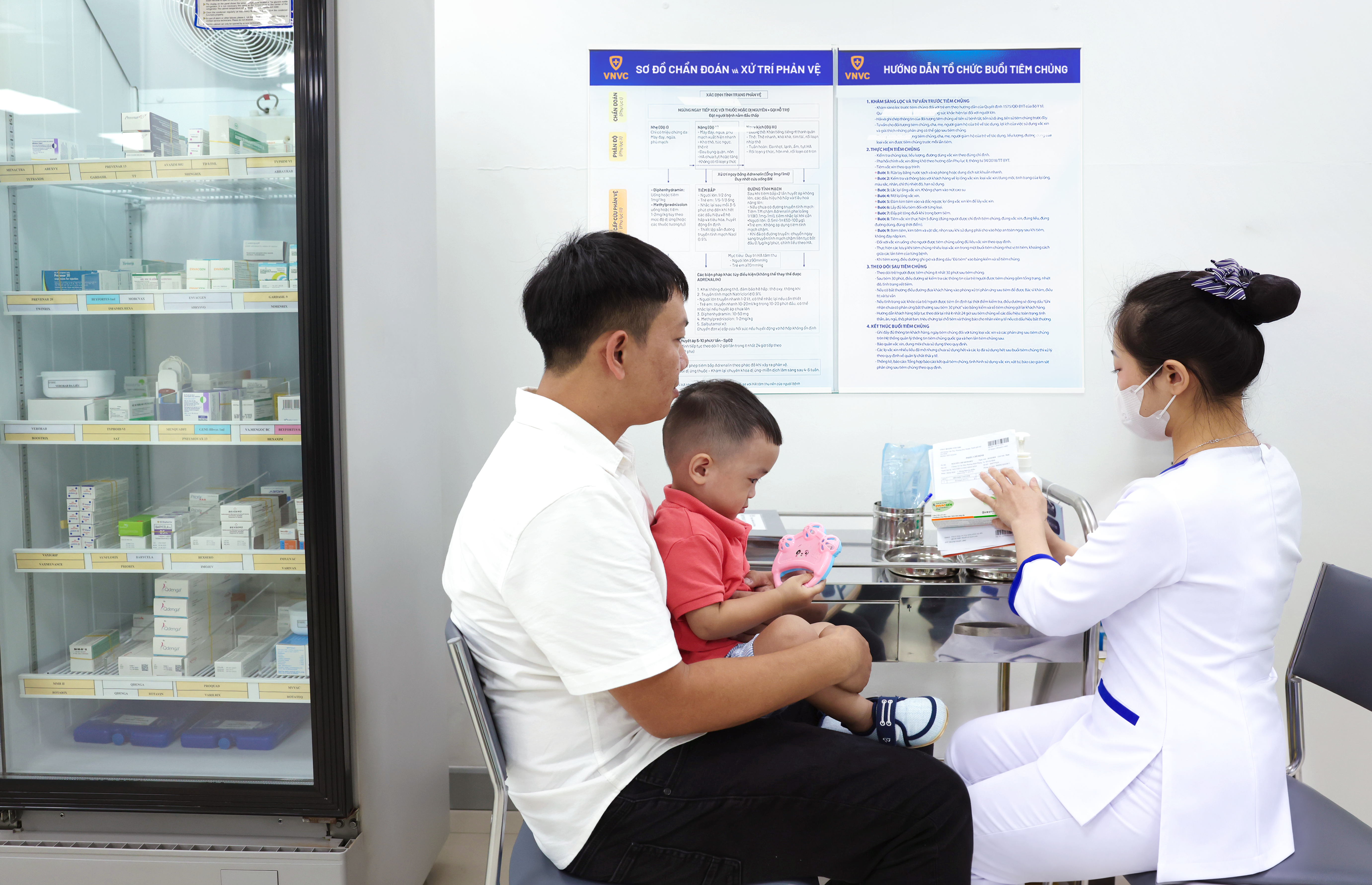 Anh Nguyễn Đức Quý đưa con trai Nguyễn Chí Minh Đức (23 tháng tuổi) đến VNVC tiêm vắc xin tay chân miệng