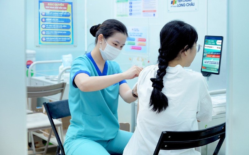 tiem-vaccine-phong-benh-1-1782894012443797099768-107-0-1707-2560-crop-1782894154187380074265 (1)