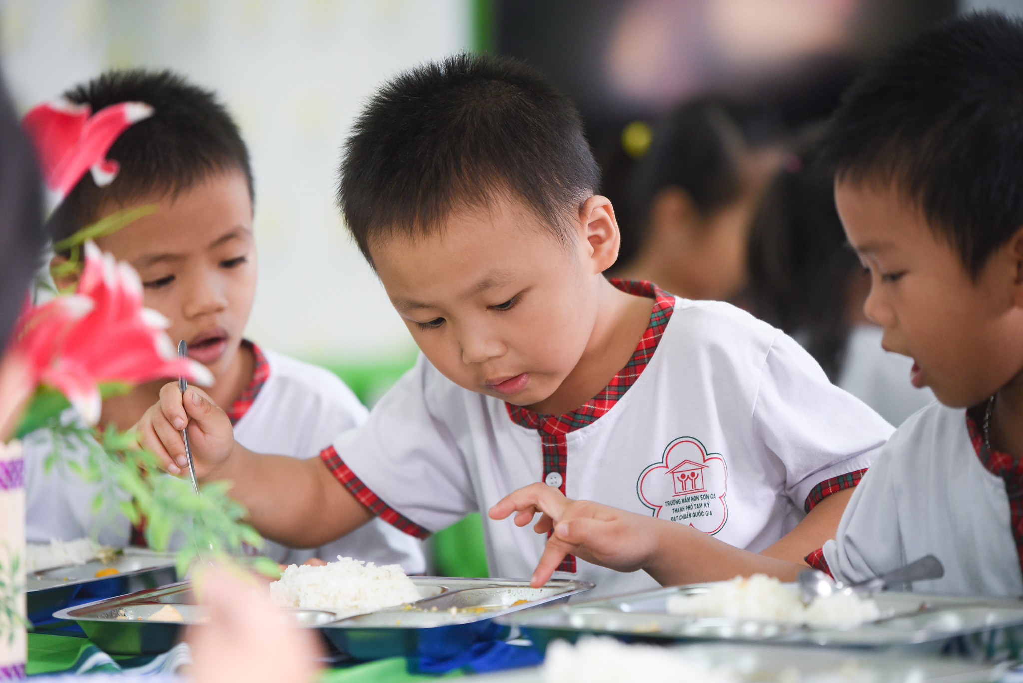Các bé thích thú với bữa ăn tại trường