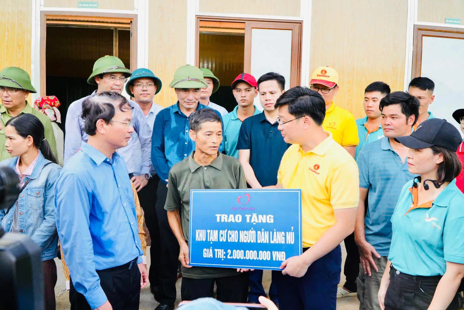 Đại diện Quỹ Thiện Tâm thăm hỏi, động viên và trao biển tượng trưng khu nhà tạm cho người dân bị mất nhà vì lũ quét ở làng Nủ