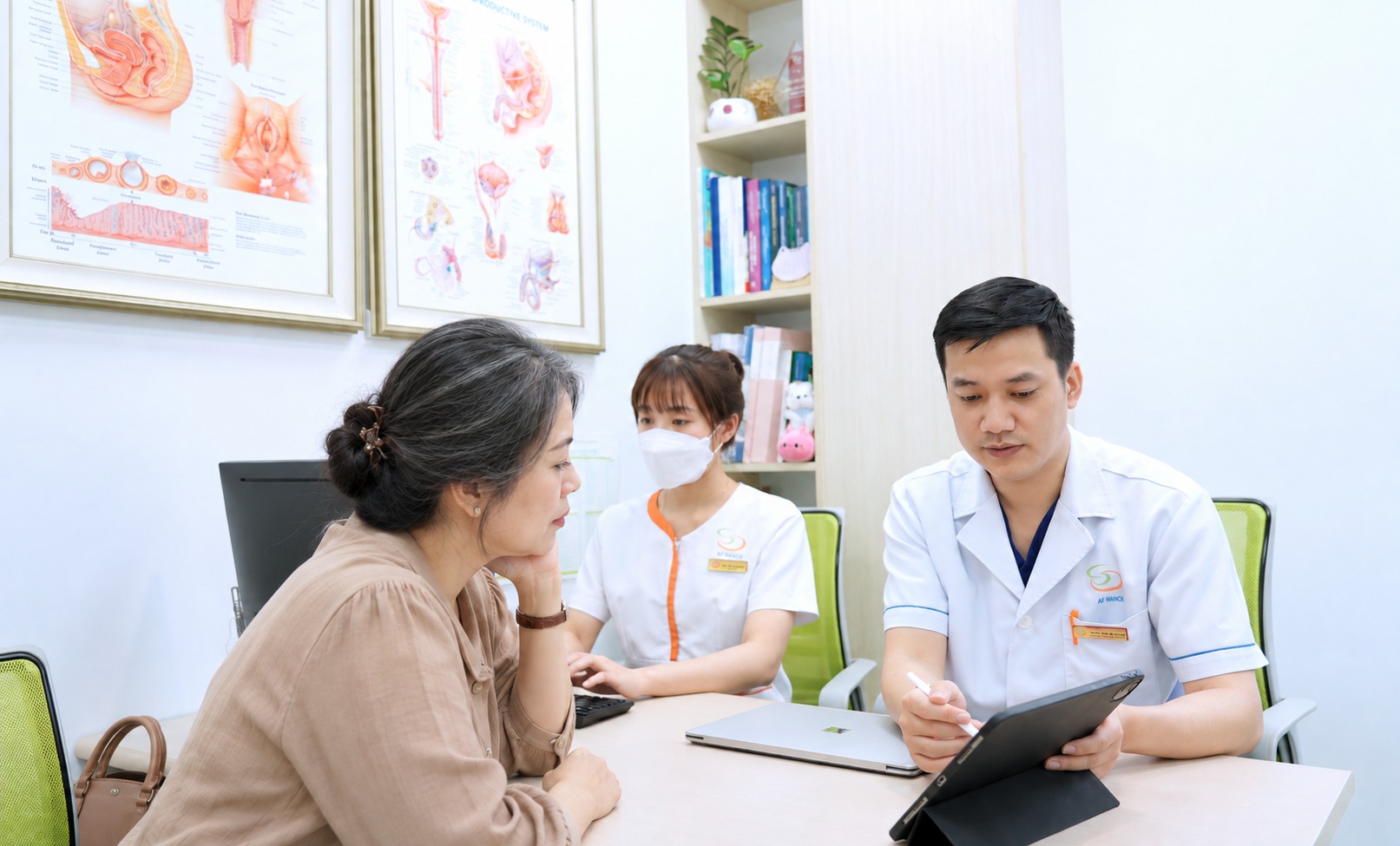 Tư vấn y khoa cùng bác sĩ và điều dưỡng