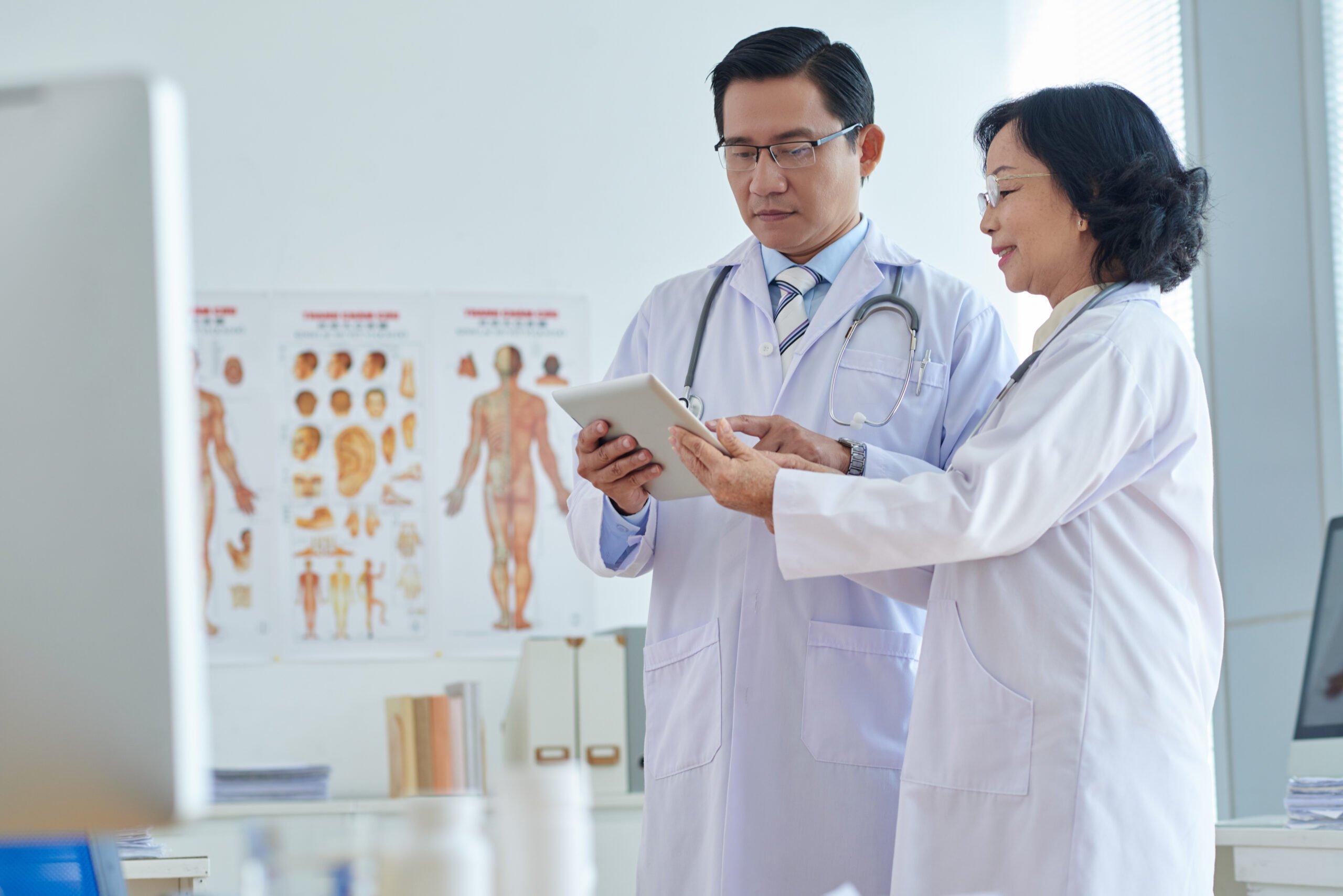 medical-discussion-with-colleague-scaled