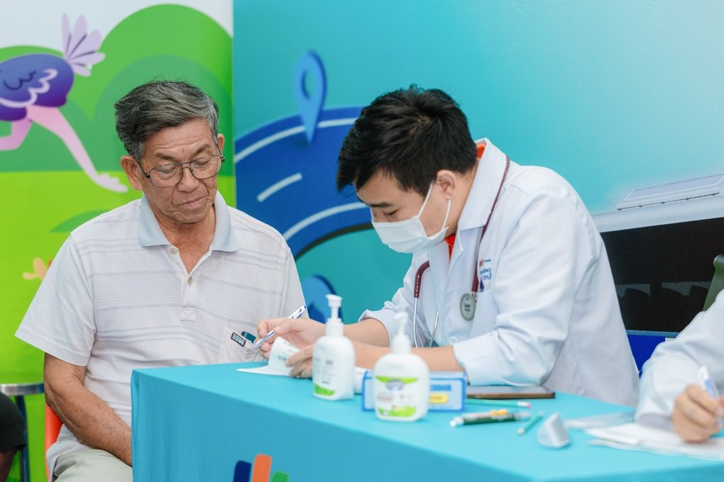 long-chau-cung-abbott-trien-khai-tiem-cum-mien-phi-cho-nguoi-dan-mien-trung-20260323144420532