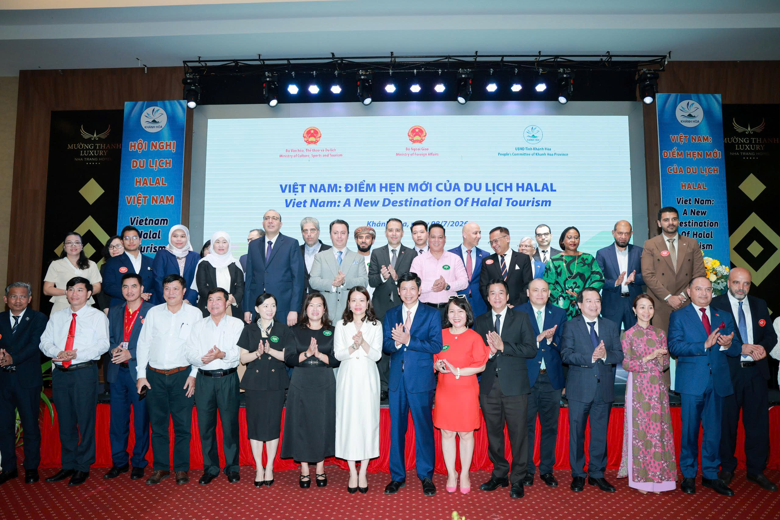 Cac dai bieu Hoi nghi chup anh chung.jpg Cac dai bieu Hoi nghi chup anh chung.jpg
