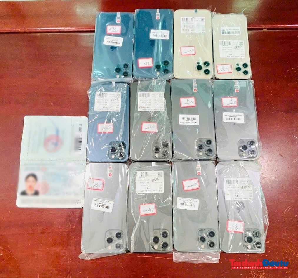 Ảnh 04.Vụ bắt Nguyễn Thị H&agrave; vận chuyển 12 IPhone.jpg