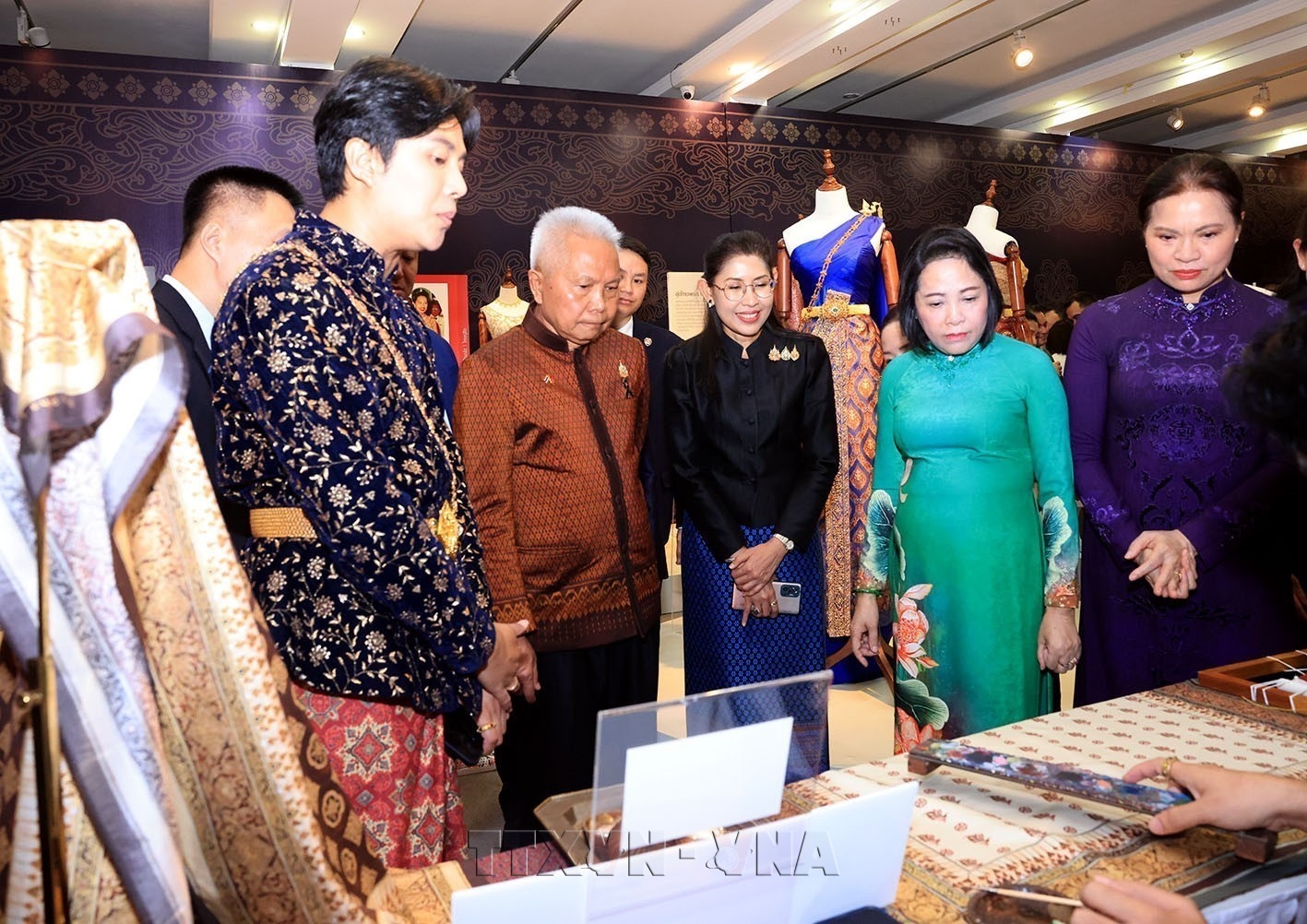 vna-potal-chu-tich-quoc-hoi-kiem-chu-tich-ha-vien-thai-lan-du-trien-lam-trang-phuc-dan-toc-nhan-tai-bao-tang-phu-nu-viet-nam-89369326-13-4-52.jpg