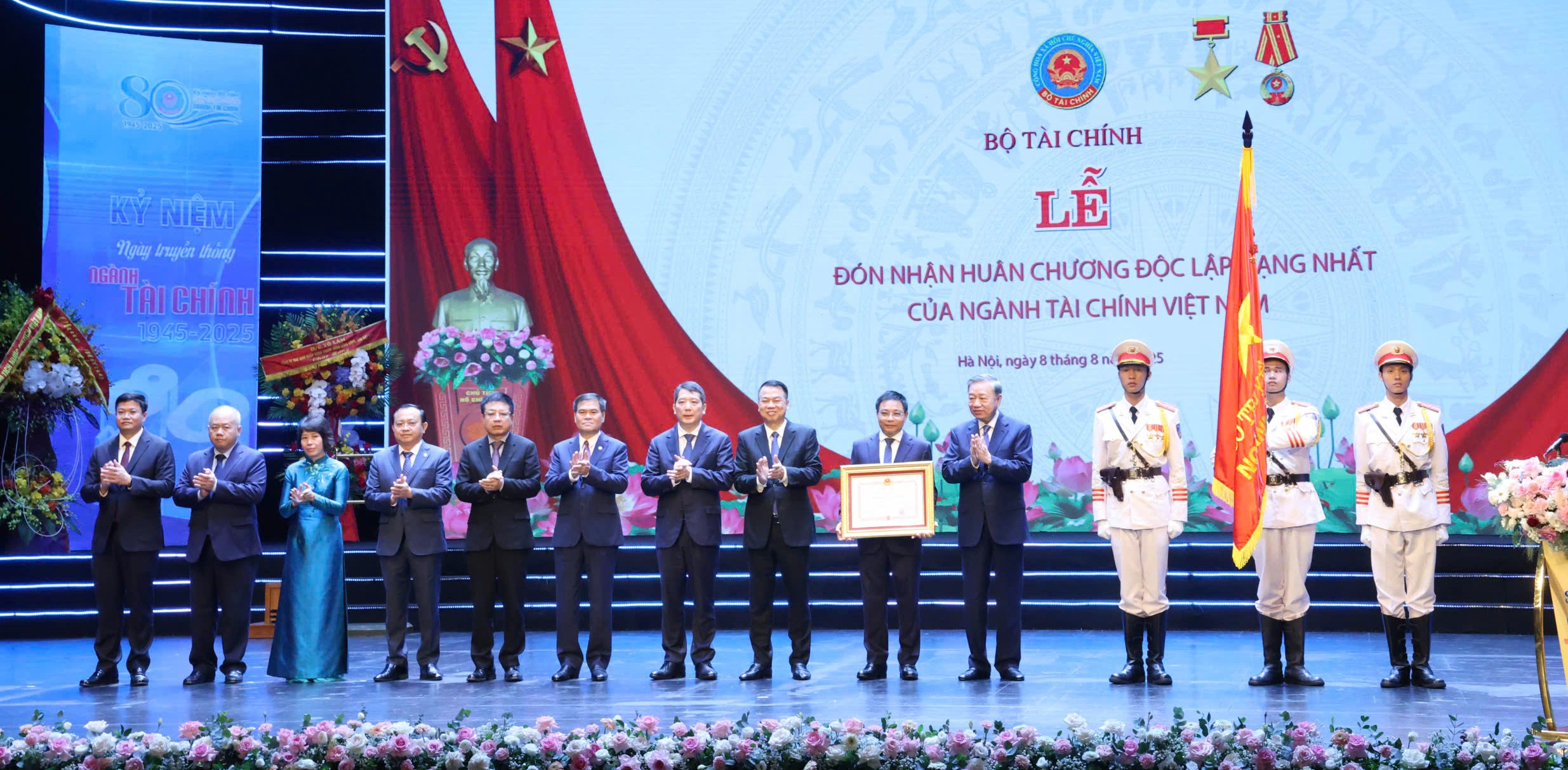 Đồng ch&iacute; Tổng B&iacute; thư T&ocirc; L&acirc;m thay mặt Đảng v&agrave; Nh&agrave; nước trao tặng Hu&acirc;n chương Độc lập hạng Nhất cho ng&agrave;nh t&agrave;i ch&iacute;nh. Ảnh Dũng Minh