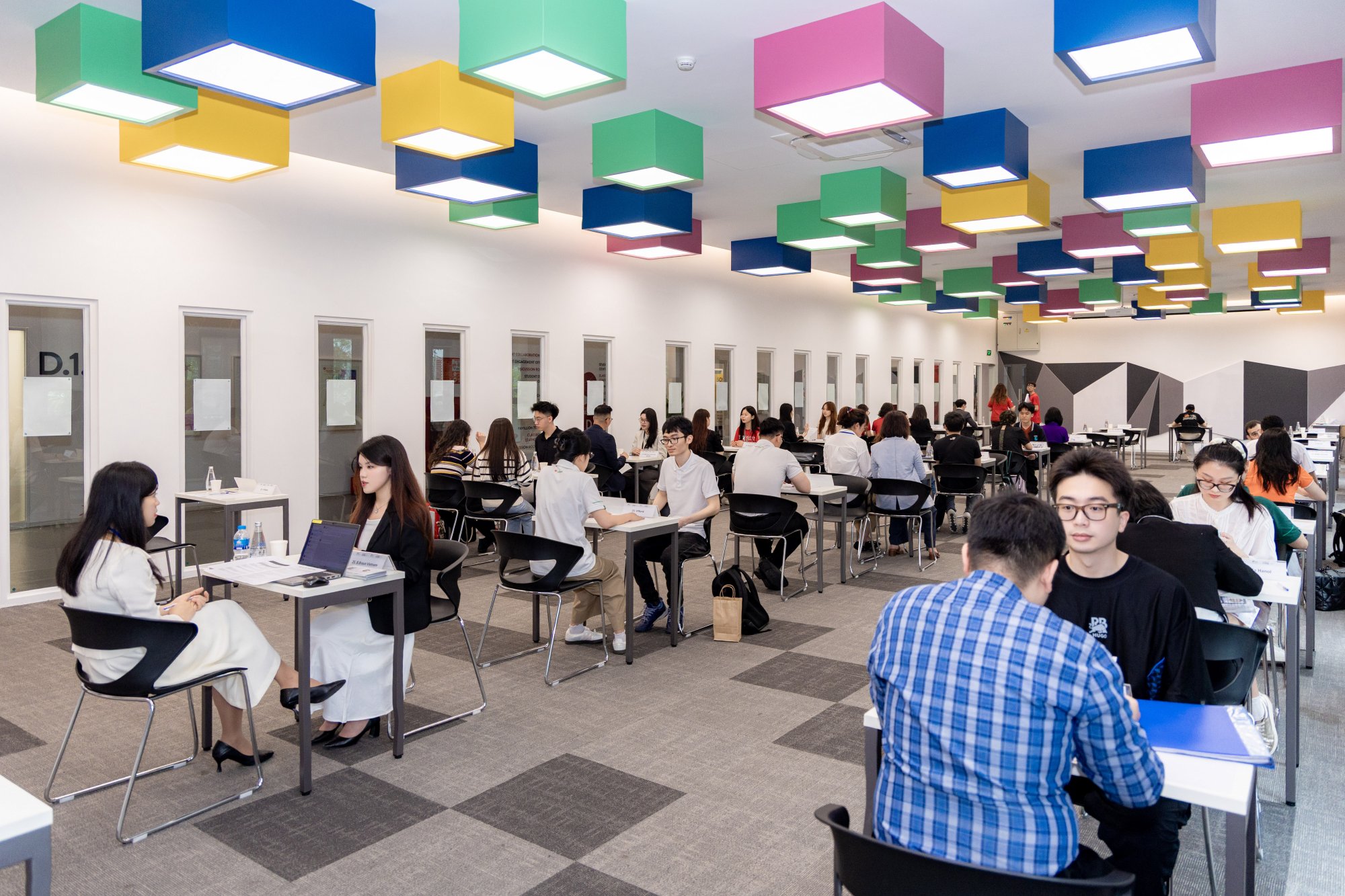Sinh viên phỏng vấn trực tiếp với doanh nghiệp tại Ngày hội việc làm Sinh viên phỏng vấn trực tiếp với doanh nghiệp tại Ngày hội việc làm