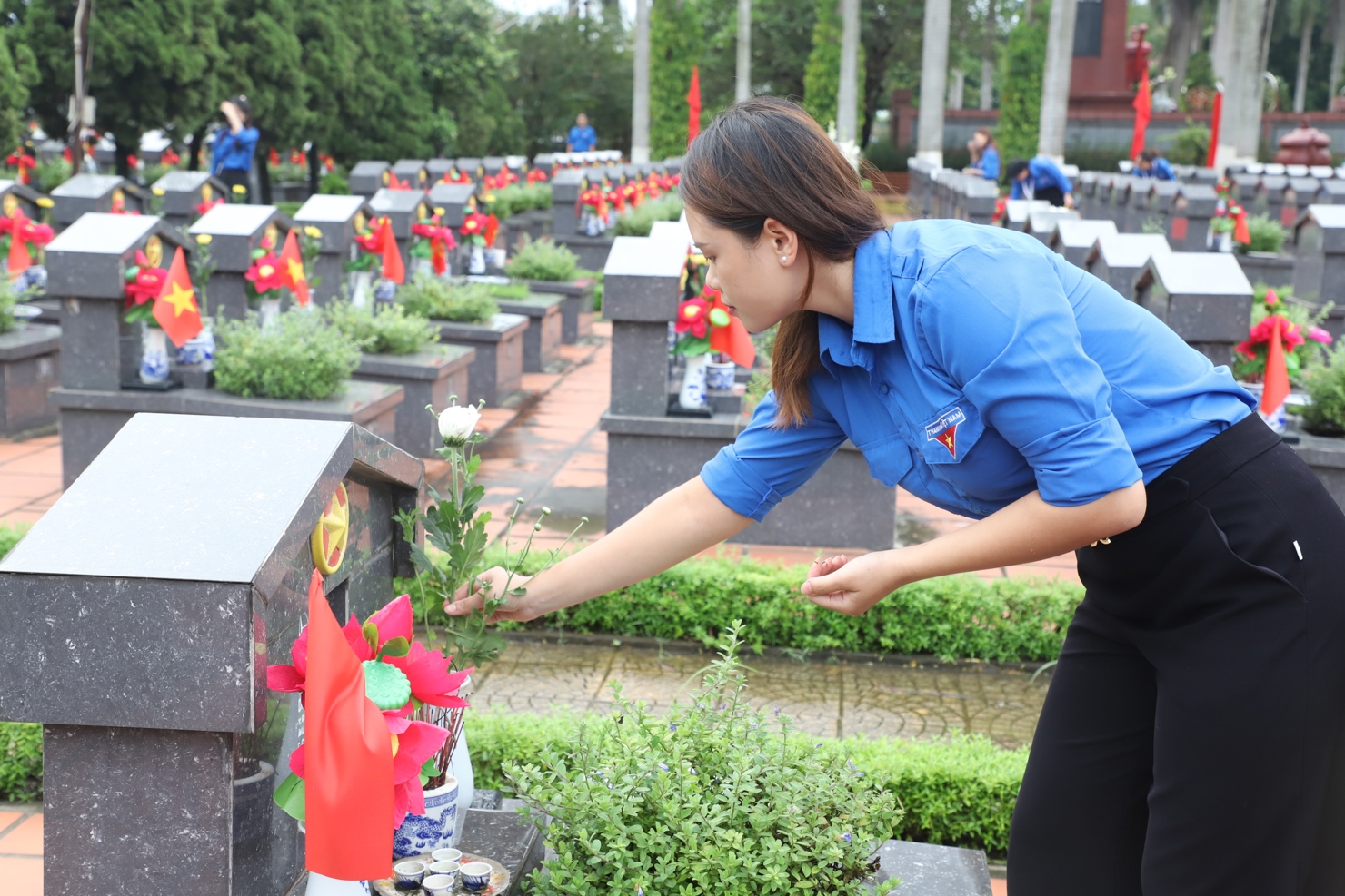 chum-anh-doan-can-bo-thanh-nien-bo-tai-chinh-dang-huong-thap-nen-tri-an-cac-anh-hung-liet-sy-a8172c16d8e4