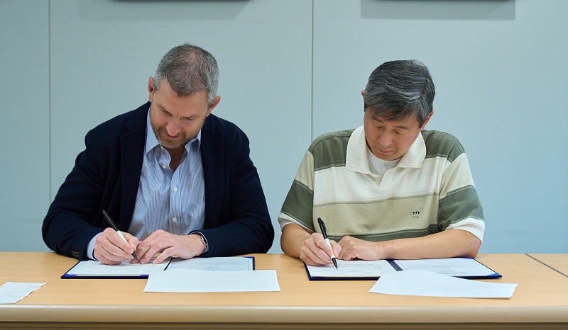 Oritain &mdash; Oritain CEO Alyn Franklin and Kyungbang chairman Joon Kim 2_edited