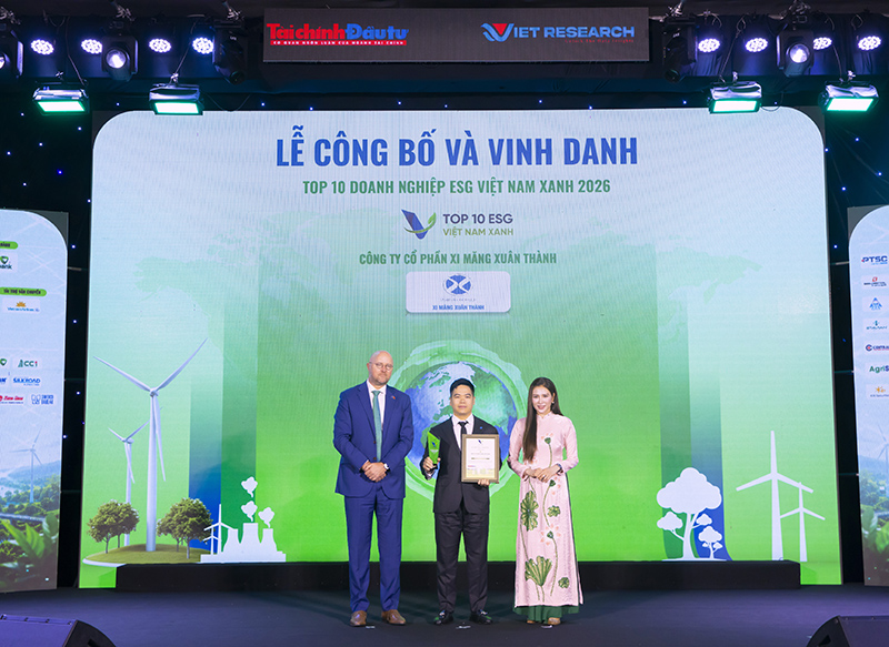 L&atilde;nh đạo Xi măng Xu&acirc;n Th&agrave;nh nhận Giải thưởng Top 10 ESG