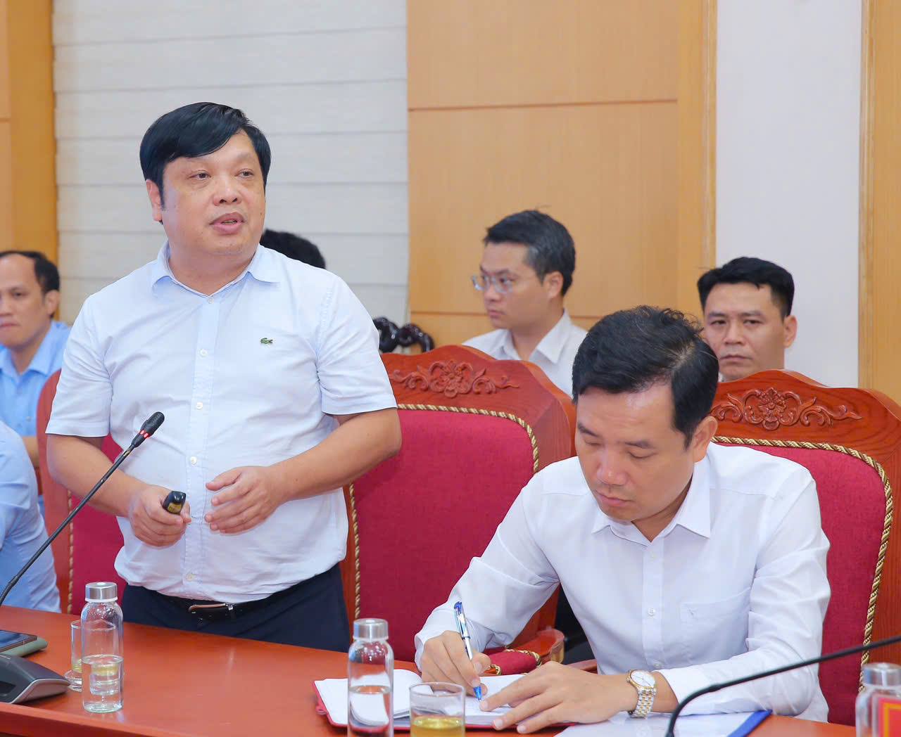 Đại diện đơn vị tư vấn trình bày báo cáo quy hoạch Đại diện đơn vị tư vấn trình bày báo cáo quy hoạch