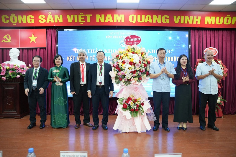 Lãnh đạo Sở y tế Hưng Yên tặng hoa chúc mừng Hội thảo.jpg Lãnh đạo Sở y tế Hưng Yên tặng hoa chúc mừng Hội thảo.jpg