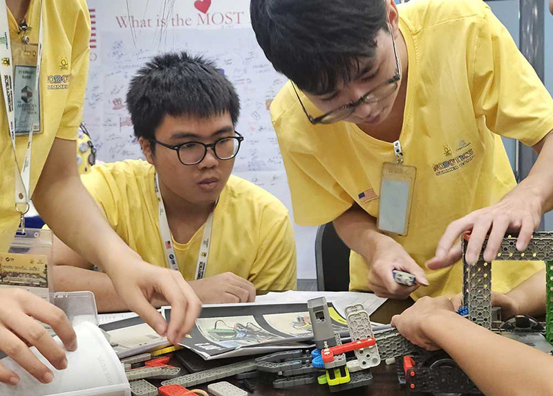 Robotics-team.jpg Robotics-team.jpg