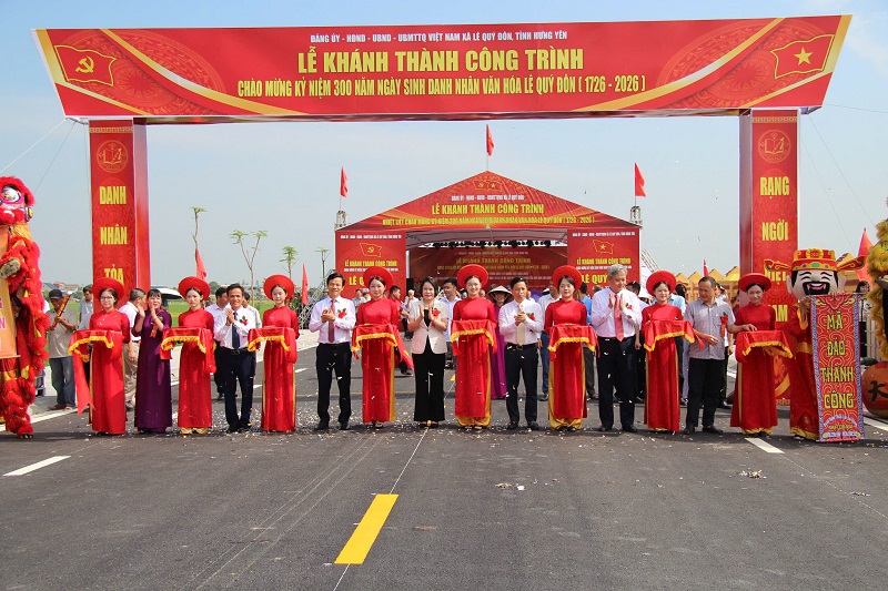 C&aacute;c đại biểu thực hiện nghi thức cắt băng kh&aacute;nh th&agrave;nh tuyến đường kết nối