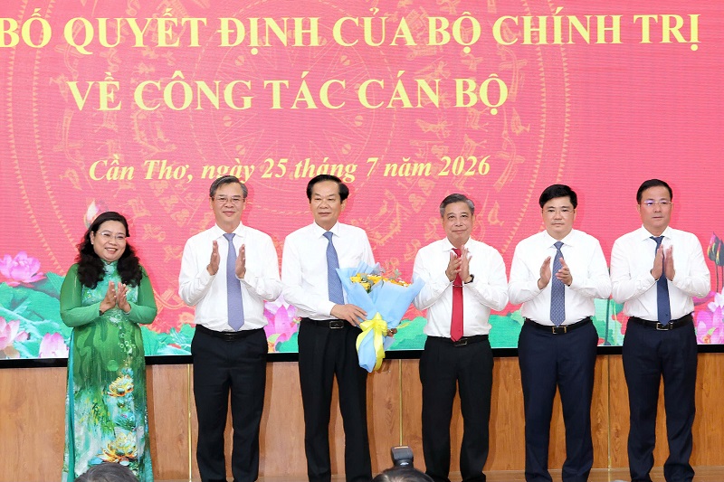 Thường trực Thành ủy Cần Thơ tặng hoa chúc mừng ông Đỗ Thanh Bình. Ảnh_ Phạm Trung Thường trực Thành ủy Cần Thơ tặng hoa chúc mừng ông Đỗ Thanh Bình. Ảnh_ Phạm Trung
