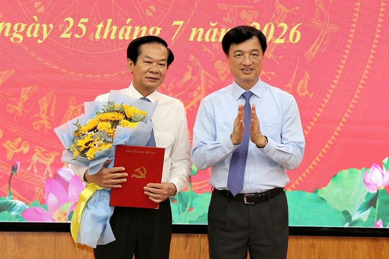 Trưởng Ban Tổ chức Trung ương Nguyễn Duy Ngọc trao quyết định cho ông Đỗ Thanh Bình. Ảnh_ Phạm Trung Trưởng Ban Tổ chức Trung ương Nguyễn Duy Ngọc trao quyết định cho ông Đỗ Thanh Bình. Ảnh_ Phạm Trung