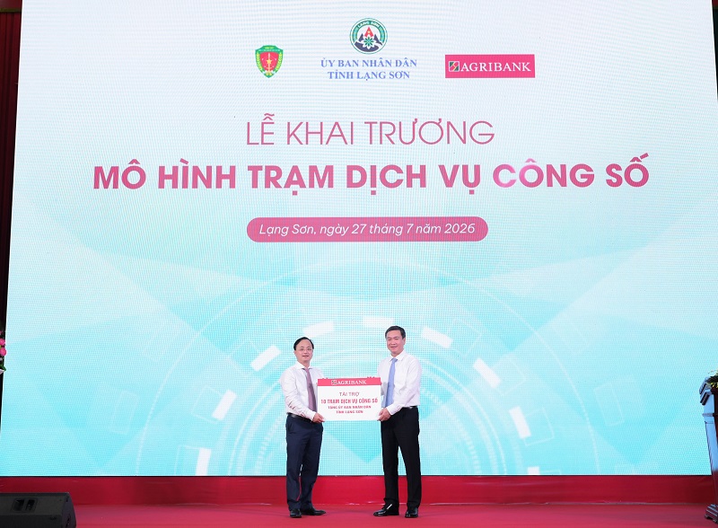 Đồng ch&iacute; T&ocirc; Huy Vũ - B&iacute; thư Đảng ủy, Chủ tịch HĐTV Agribank trao tặng 10 Trạm dịch vụ c&ocirc;ng số cho tỉnh Lạng Sơn.jpg