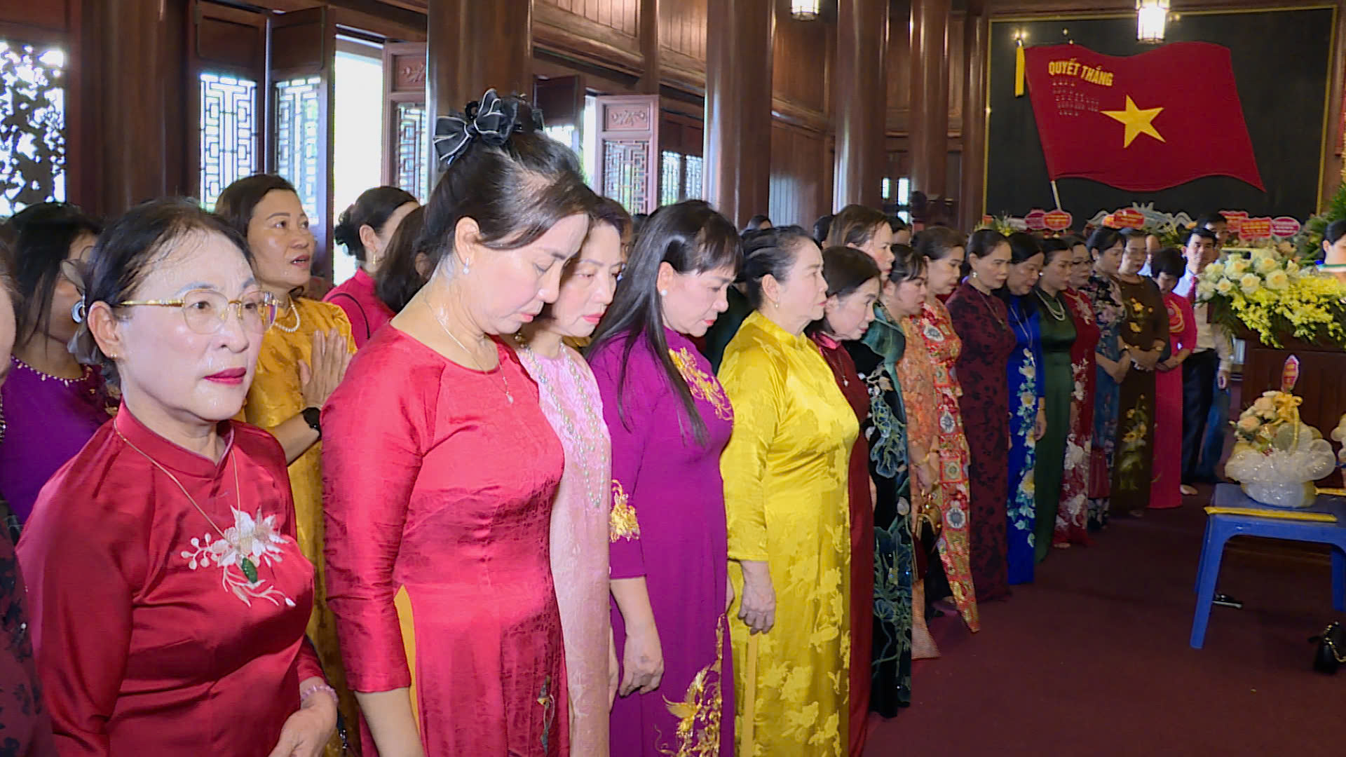 Tập thể Hội doanh nh&acirc;n nữ Th&aacute;i B&igrave;nh tỉnh Hưng Y&ecirc;n k&iacute;nh cẩn tri &acirc;n c&aacute;c anh h&ugrave;ng liệt sỹ