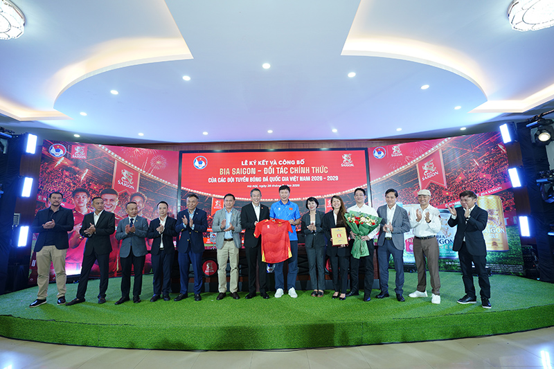 đại diện VFF trao áo đấu
